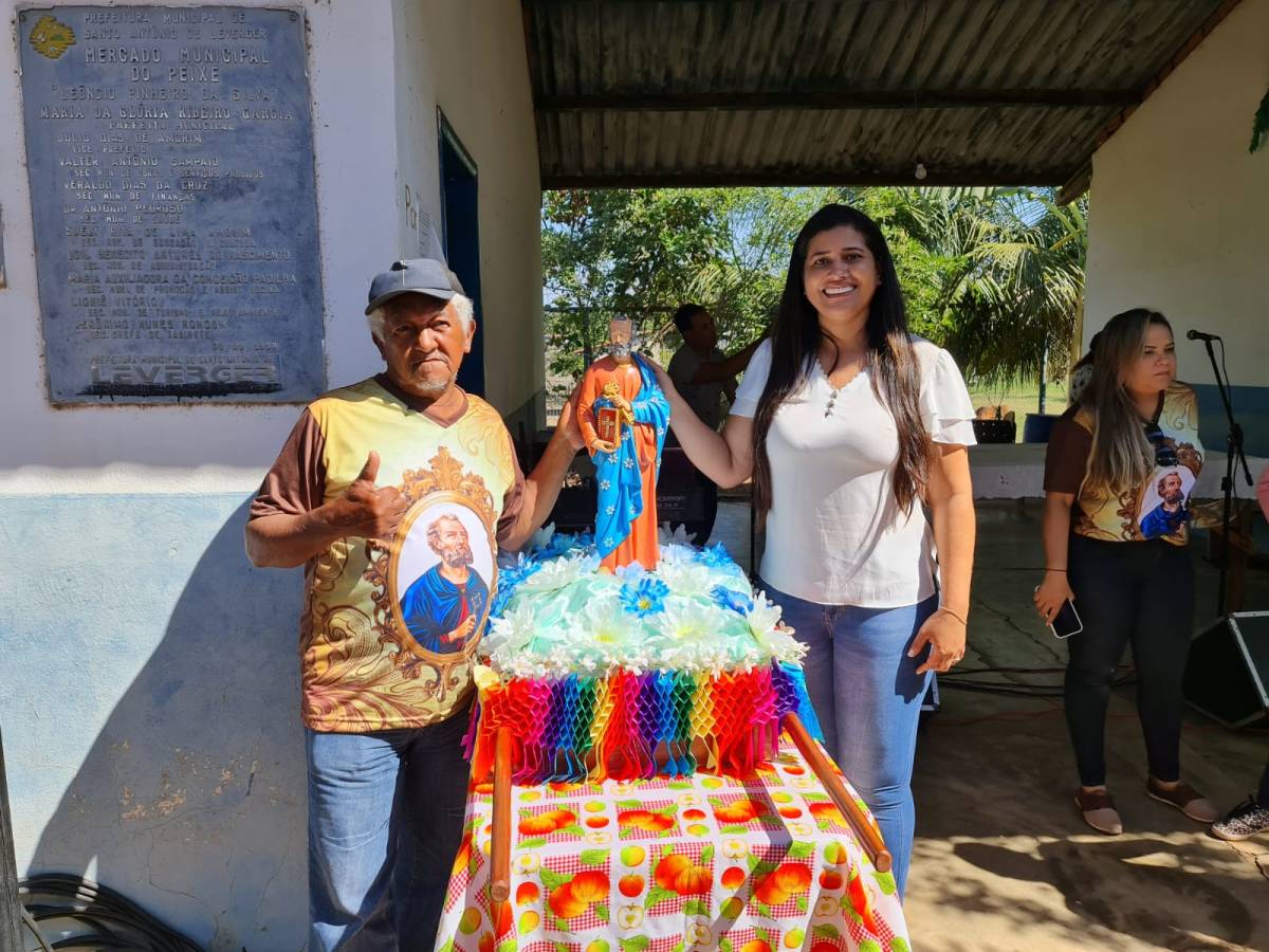 Prefeita de Leverger participa de festa em homenagem ao dia dos pecadores