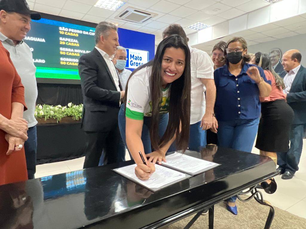 Prefeita Francieli e governador assinam convênio para construção de casas populares em Santo Antônio de Leverger