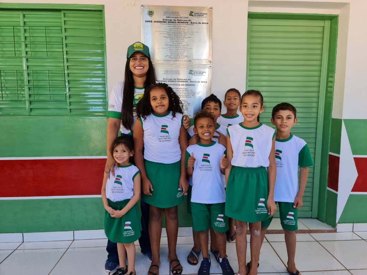 Prefeita entrega reforma de escola com acesso a internet em comunidade ribeirinha de Santo Antônio