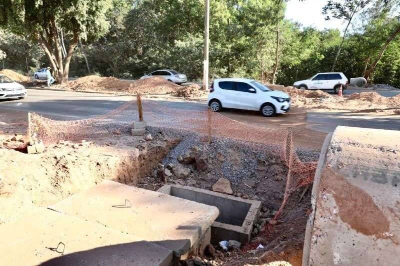 Obra na Rodovia Palmiro Paes de Barros avança pelo canteiro central