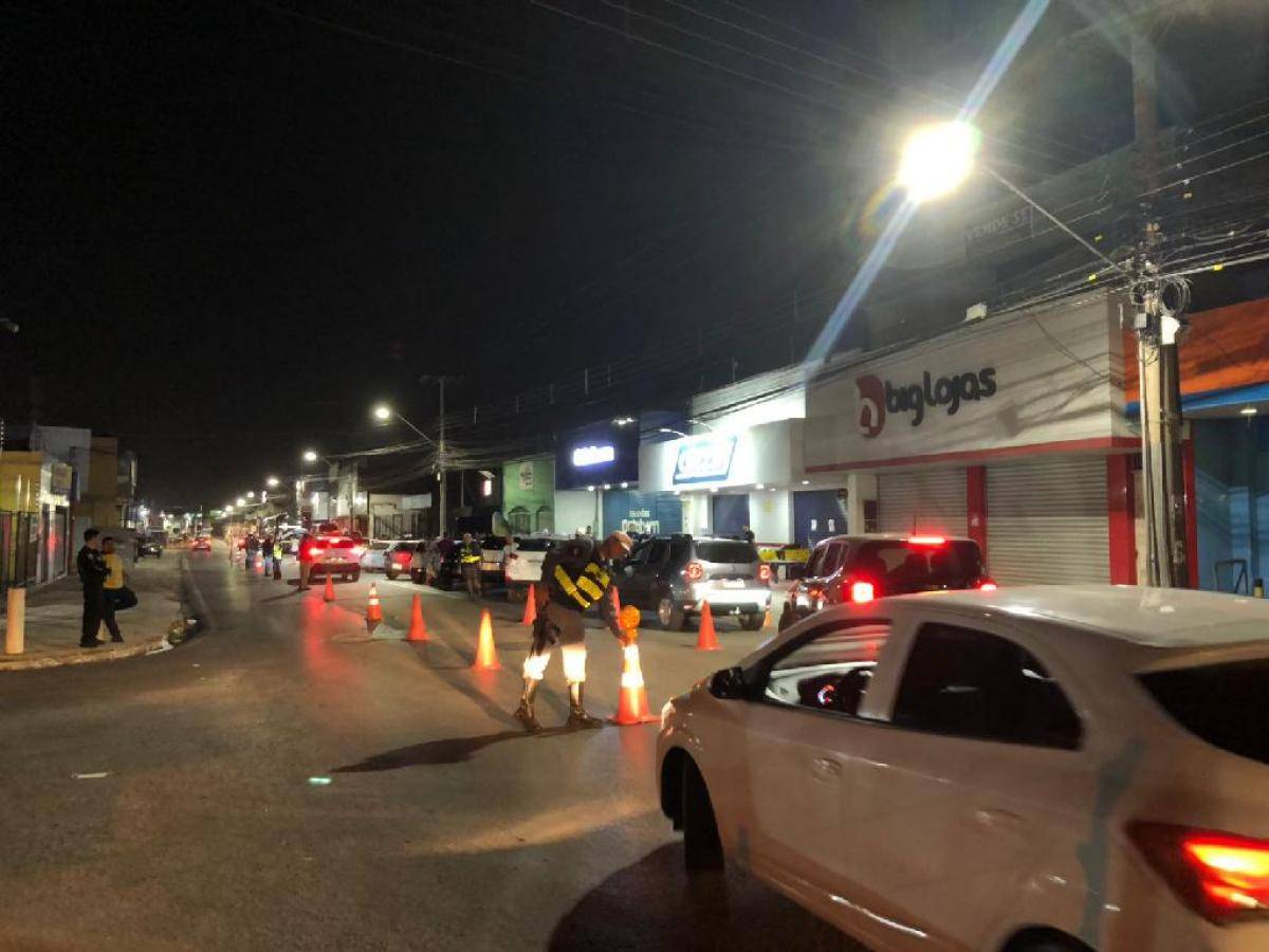 Blitz aborda 113 veículos e prende 9 pessoas por dirigirem bêbadas neste domingo
