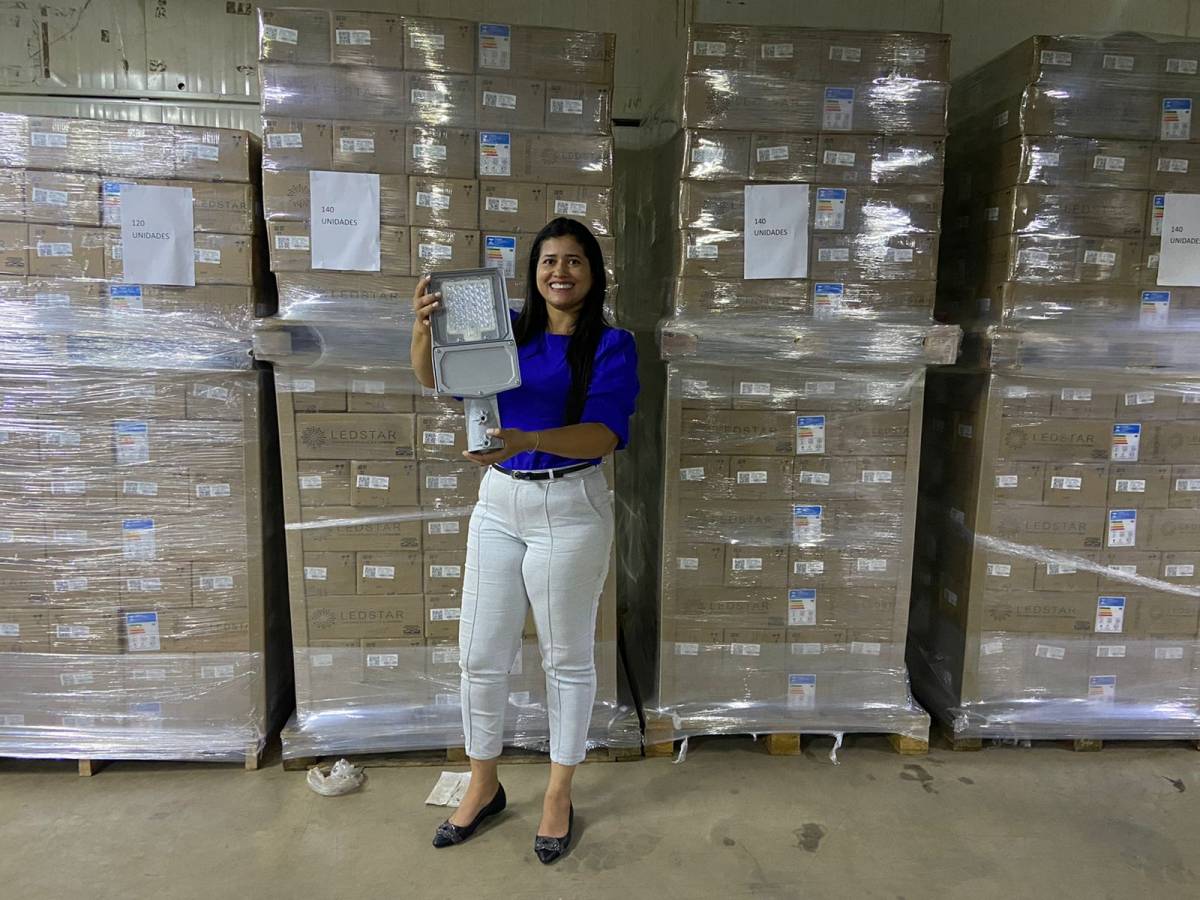 Prefeita recebe do Governo luminárias de Led que vai atender Leverger