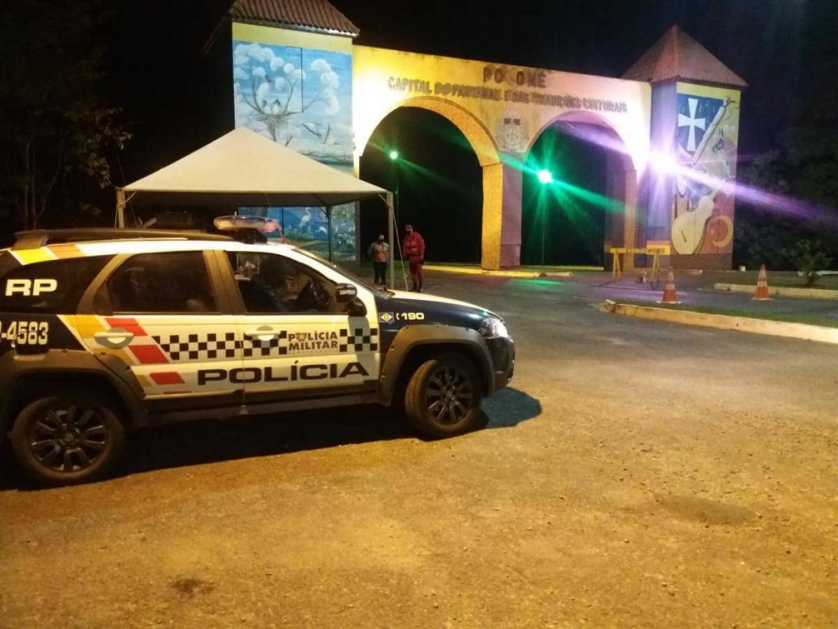 Grupo de 8 bandidos invade secretaria e foge com caminhonetes