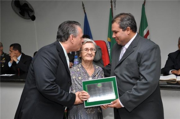WAGNER ENTREGA TÍTULO PARA MÃE DE DANTE DE OLIVEIRA