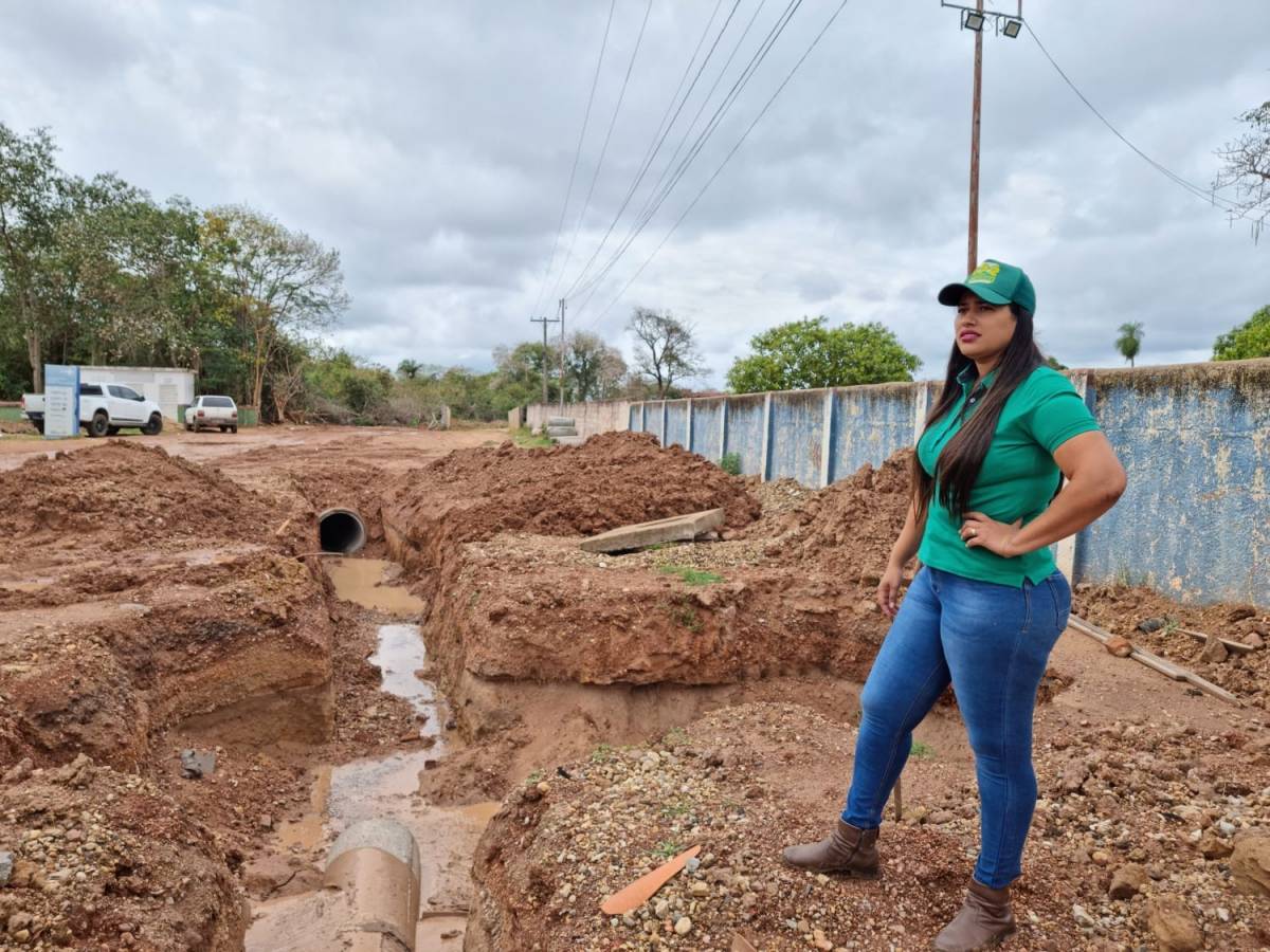 Prefeita vistoria andamento de drenagem em rua da cidade de Leverger