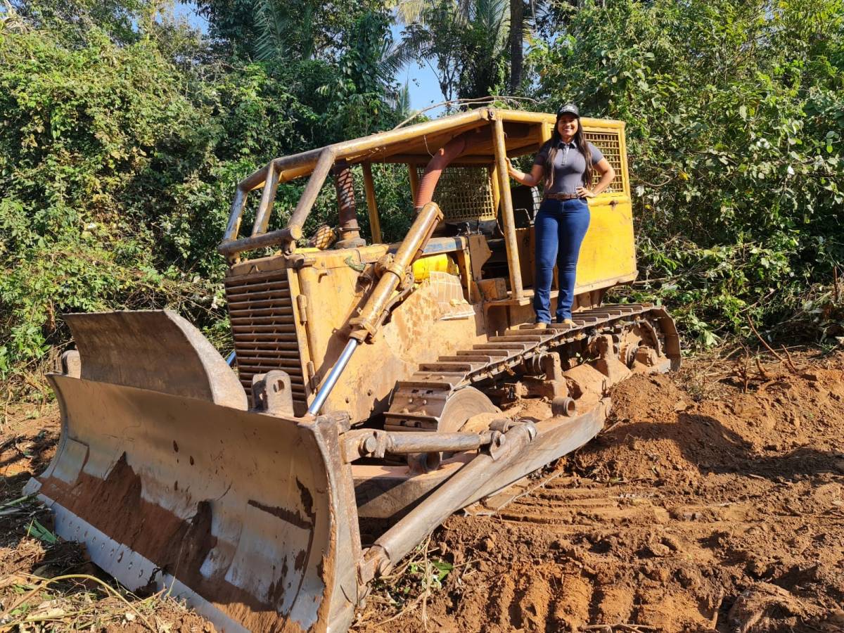 Prefeita vistoria obras que estão sendo executadas em comunidades da zona rural do município