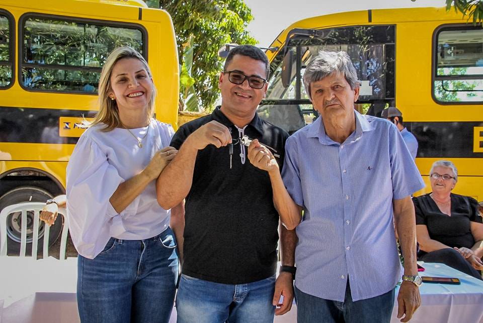 Prefeita Marilza entrega dois novos micro-ônibus e veículo utilitário para secretarias municipais; Veja Imagens