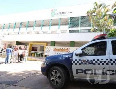 Aluno faz colegas reféns e ameaça matá-los dentro de escola em Cuiabá Jovem usava faca para ameaçar e foi contido por PM que é aluno no IFMT
