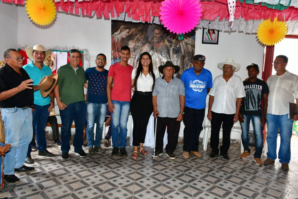 Prefeita participa de fundação da Associação Cultural de Leverger