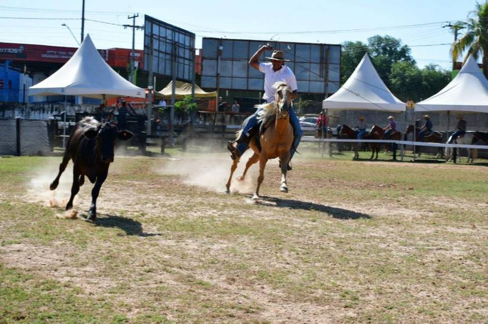 Show nacionais de sertanejo, provas de laço, negócios e costela de chão agitam o 1ª Duelo Rei do Ouro em Poconé