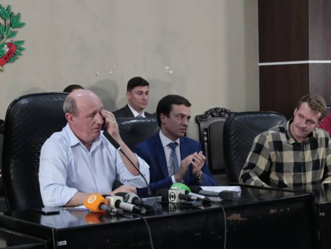Dois do TRE votam contra candidatura de Neri Geller; vista adia julgamento
