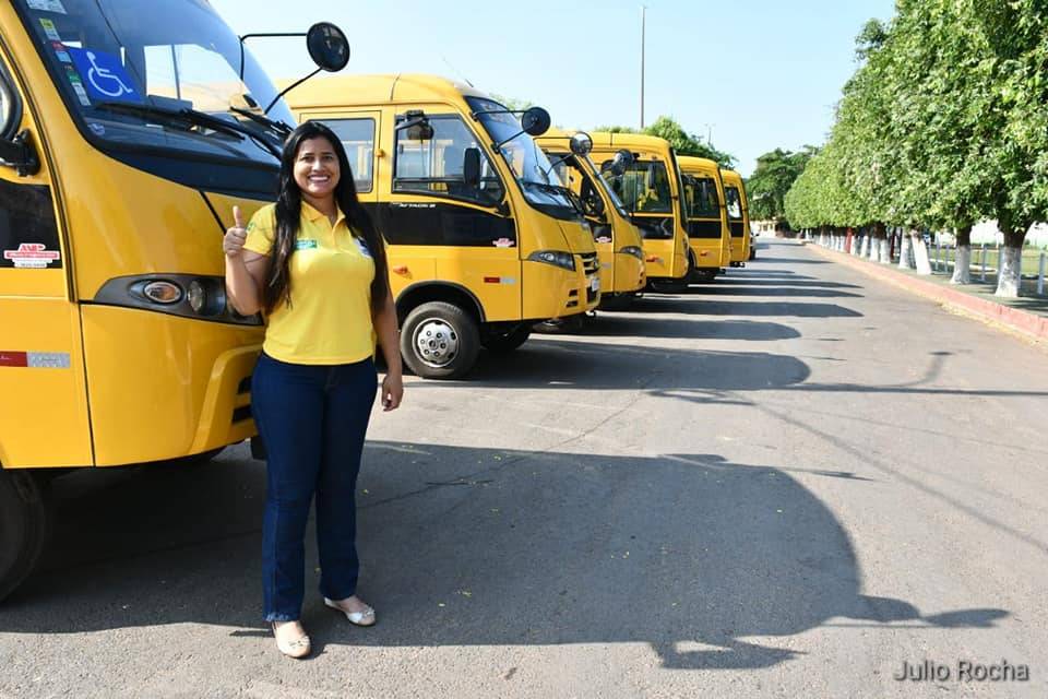 Com intermediação dos deputados Max e Allan Kardec, prefeita recebe 10 novos ônibus escolares do Governo do Estado