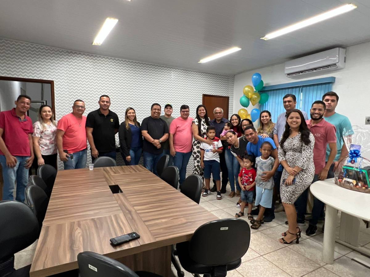 Líder da prefeita, vereador recebe festa surpresa de aniversário