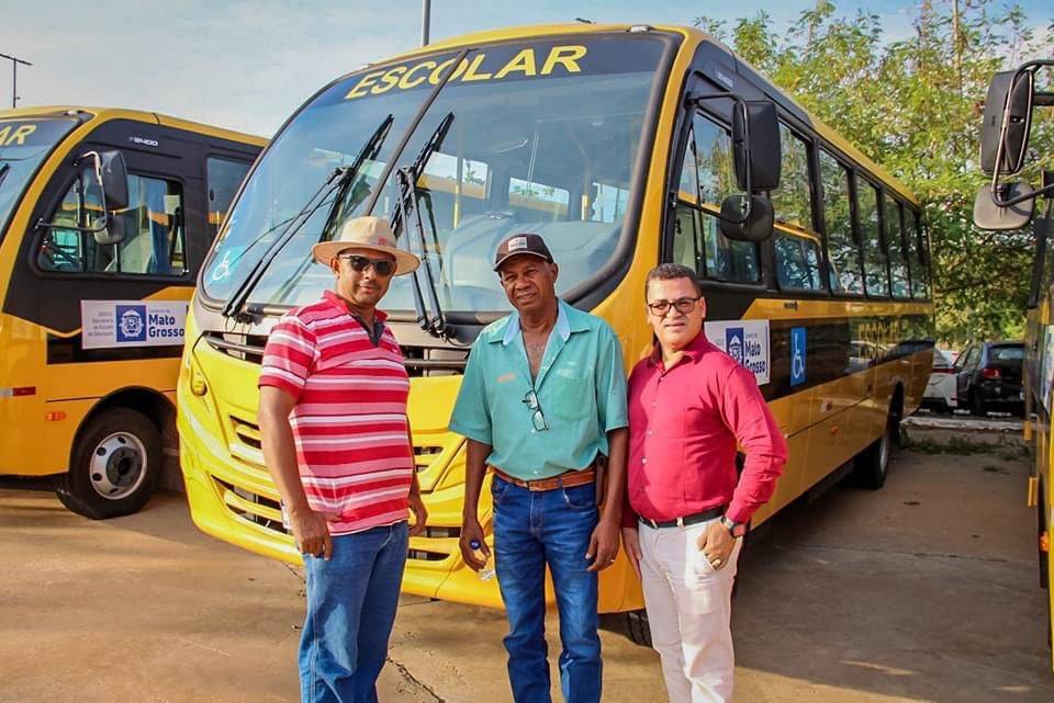 Prefeitura recebe novos ônibus escolares e 25 notebooks: 'Vai elevar a qualidade de ensino na cidade', diz secretário