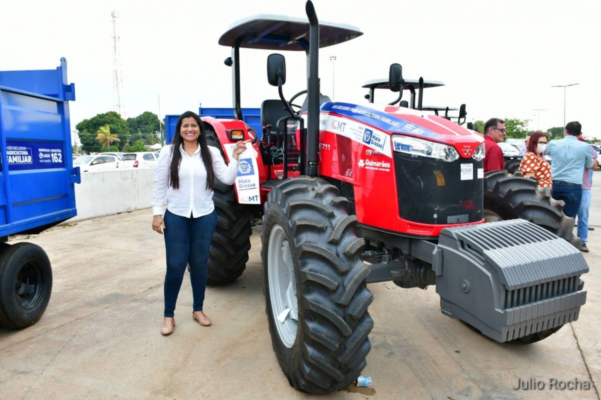 Prefeita Francieli recebe duas caminhonetes e mais implementos agrícolas para fomentar a Agricultura Familiar no município