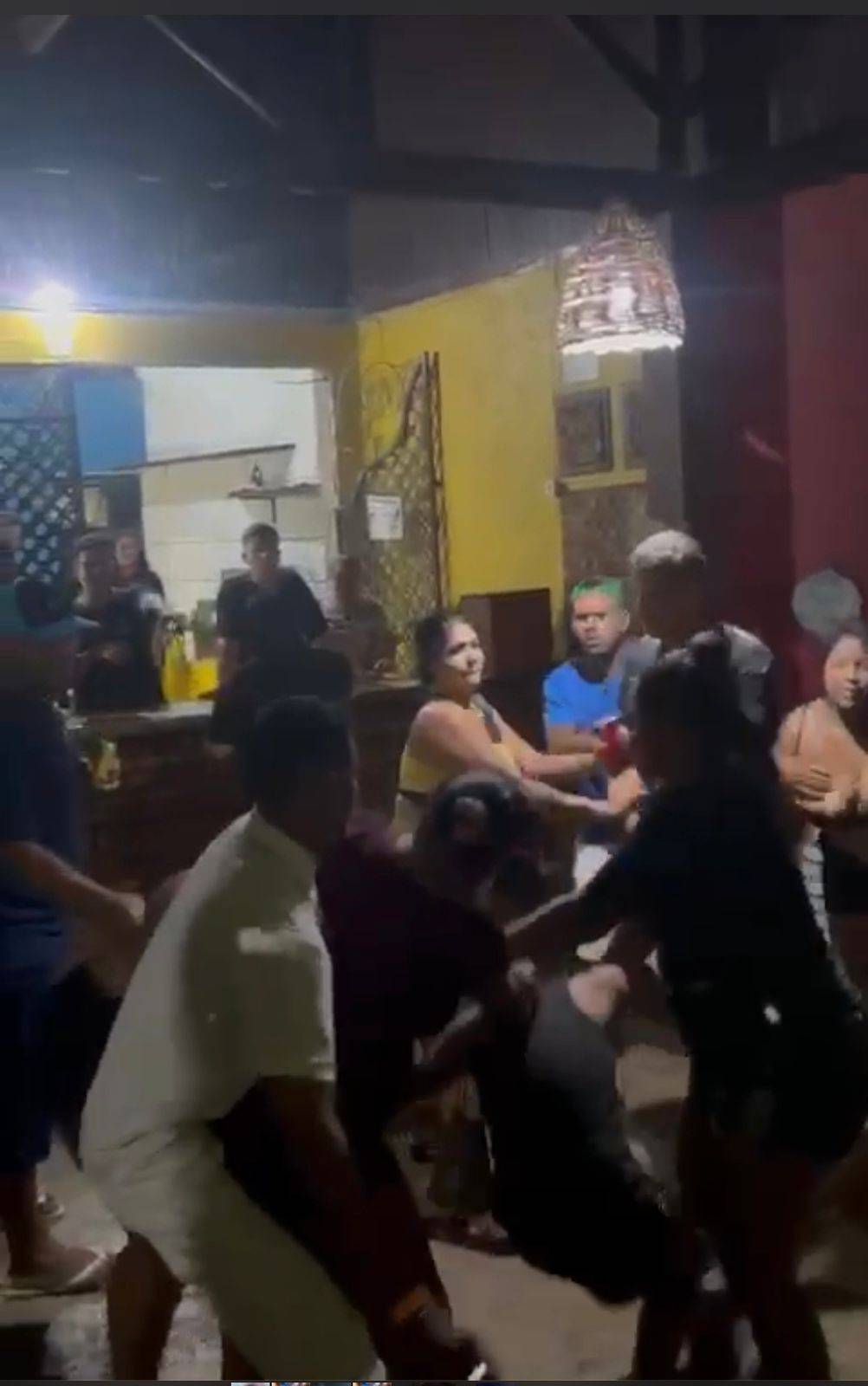 Briga generalizada entre mulheres em bar em Leverger termina em pancadaria e agressão a grávida; veja vídeo