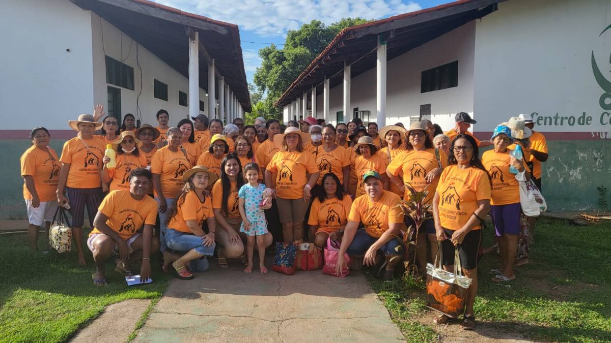 Prefeita participa de passeio com idosos do grupo Recordar é Viver