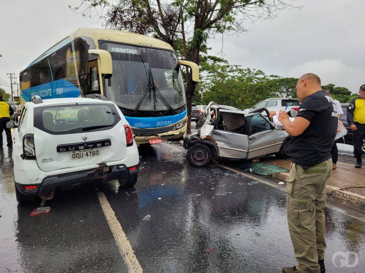 Acidente entre ônibus e 4 veículos deixa feridos na Miguel Sutil