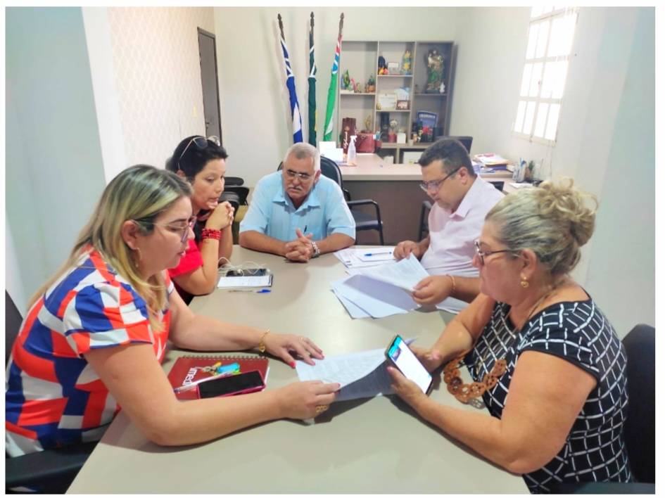 Silmar e Leila se reúnem com assessores e avaliam a utilização do sistema único de execução orçamentária e financeira para  prefeitura e câmara 