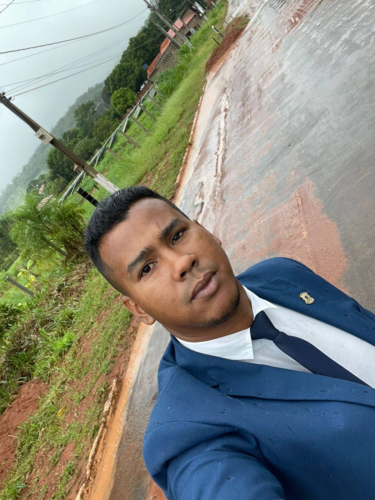 Vereador Dudu Amorim denuncia que cratera e buracos causam prejuízos aos moradores da cidade; prefeita detém orçamento de R$ 1,4 milhão, mas não executa obra