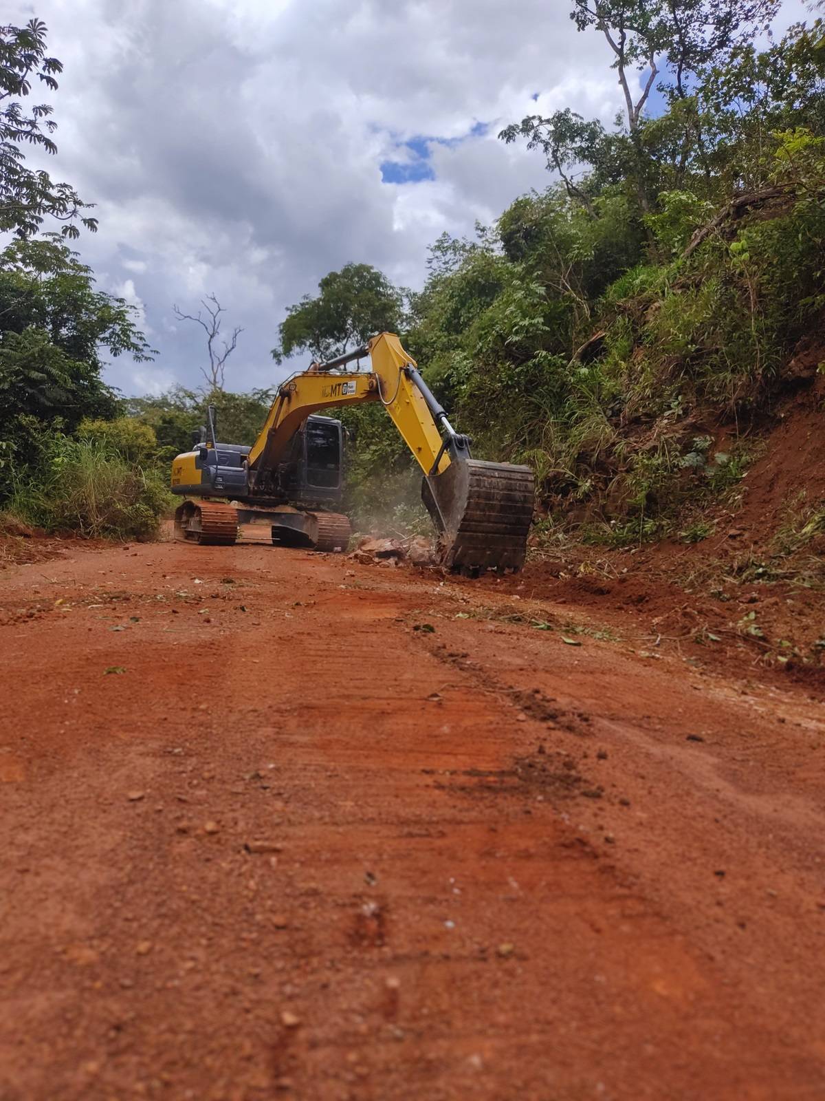 Prefeitura investe e executa melhorias em estradas vicinais do município; Assista vídeo