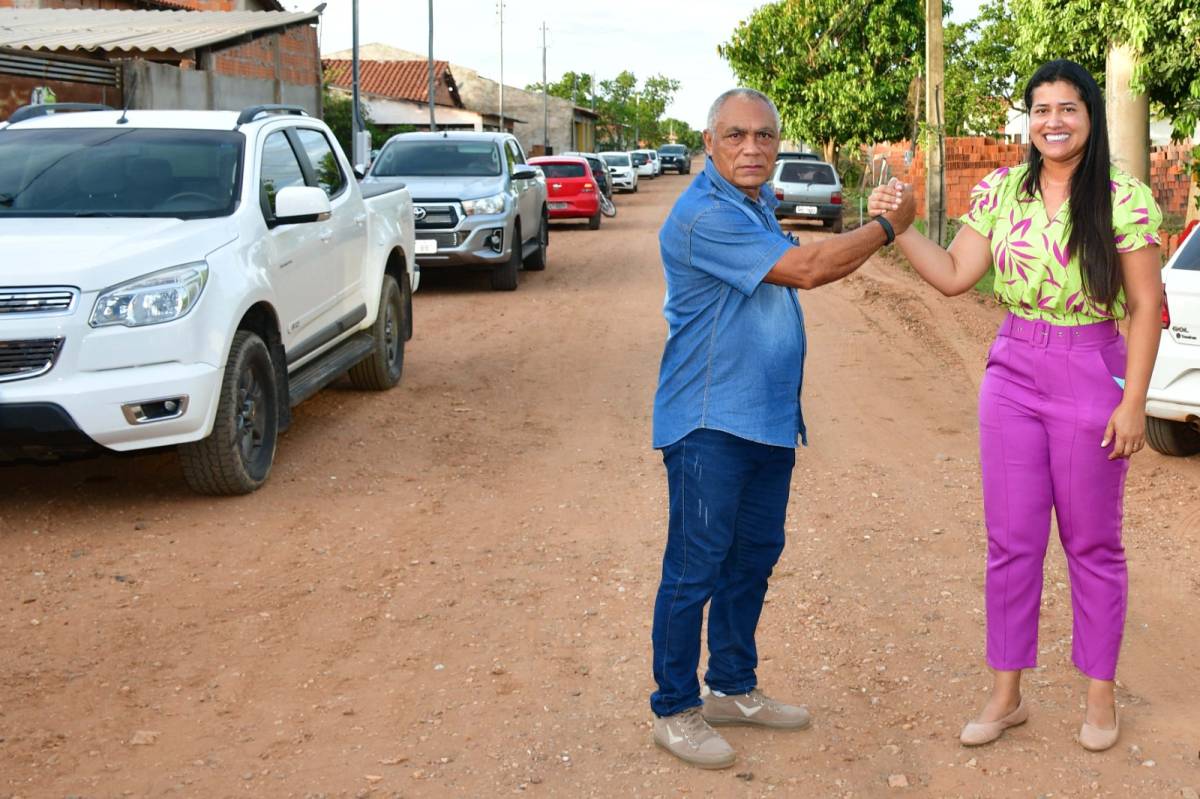 Prefeita e vereador lançam obras de pavimentação asfáltica em bairro da cidade; Veja Fotos
