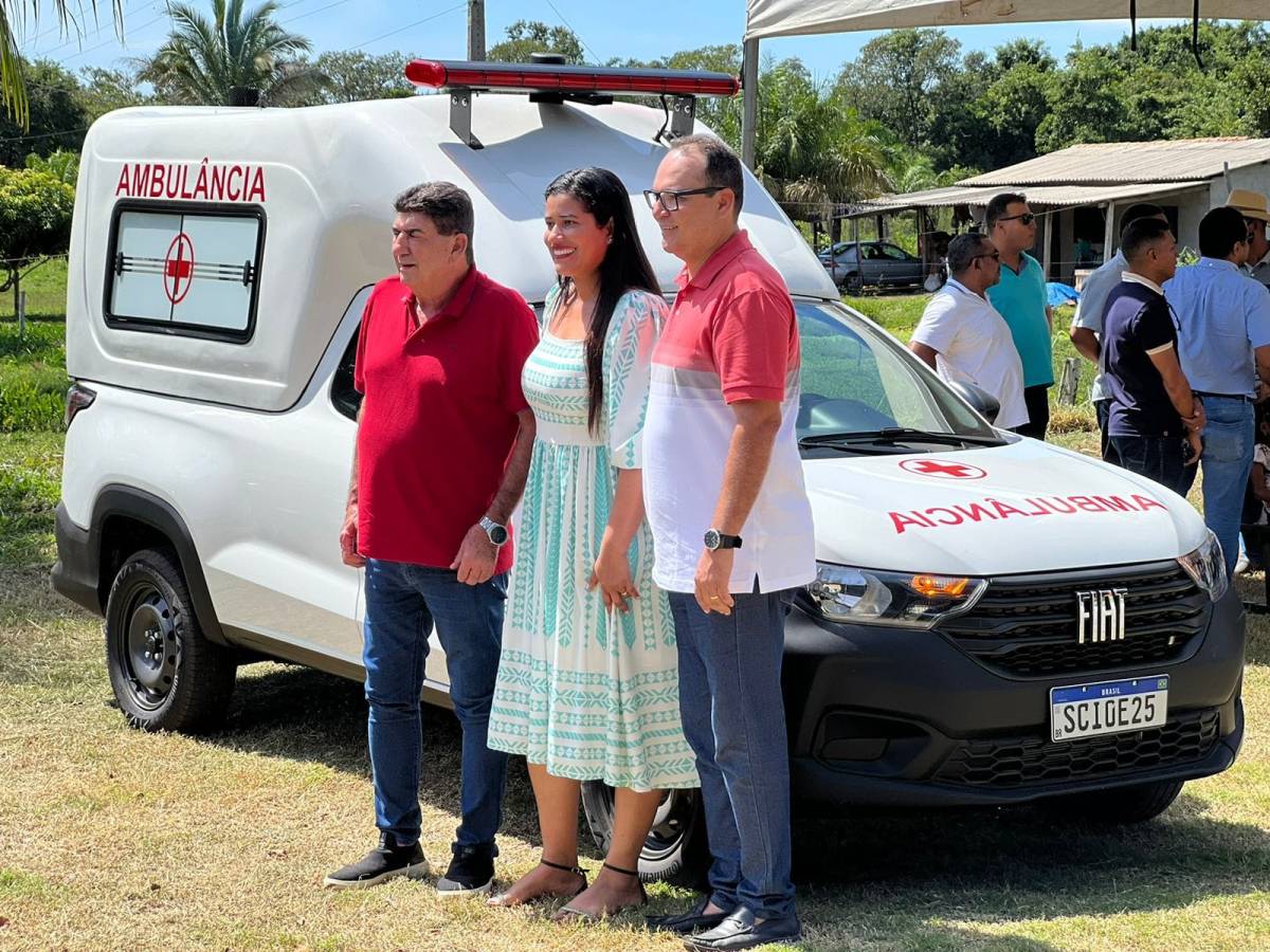 Prefeita, deputado e vereador entregam ambulância que vai atender comunidade de Porto de Fora e região; Veja Fotos