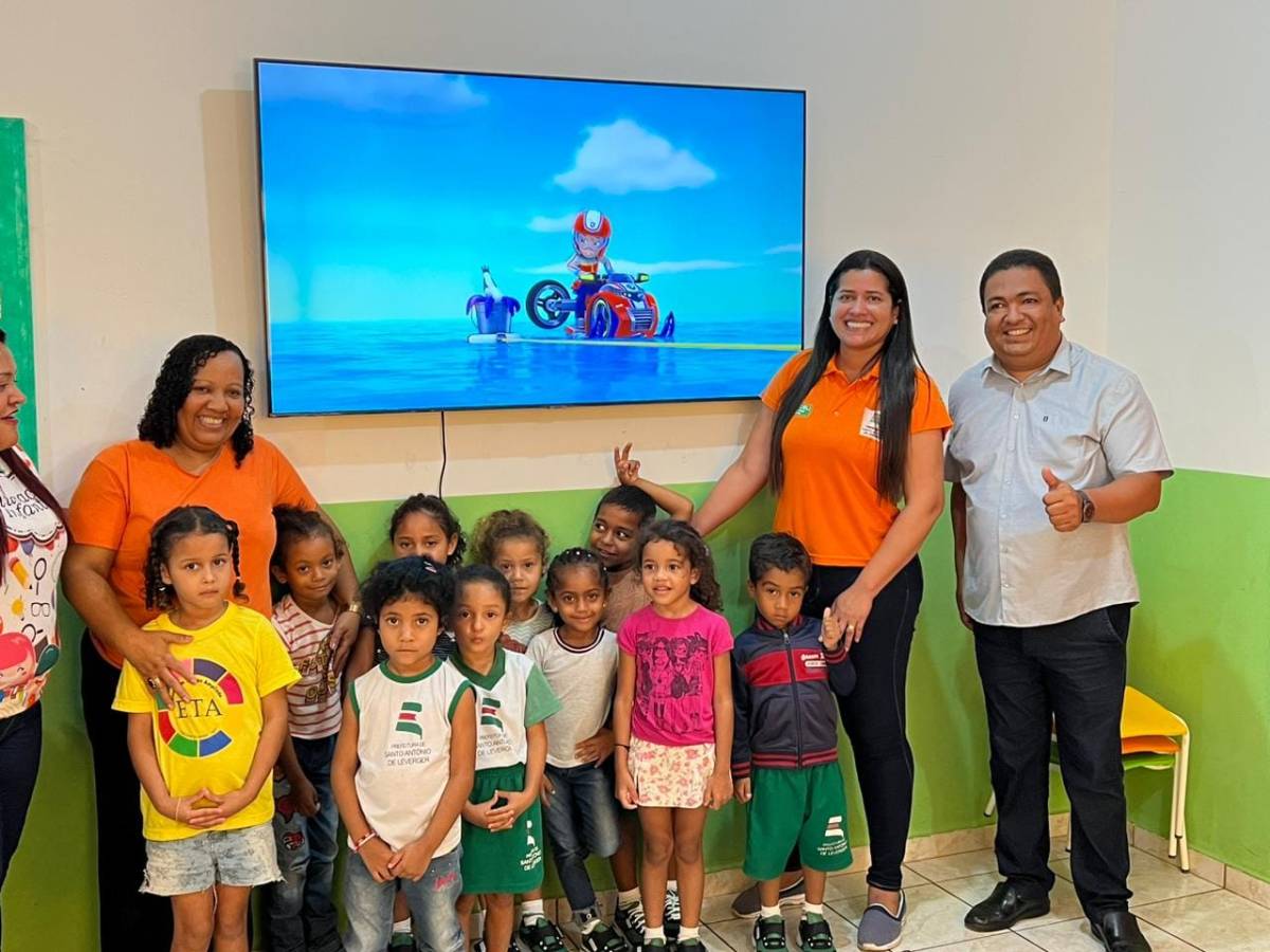 Francieli e Rominho entregam kits escolares para alunos da rede municipal em Mimoso
