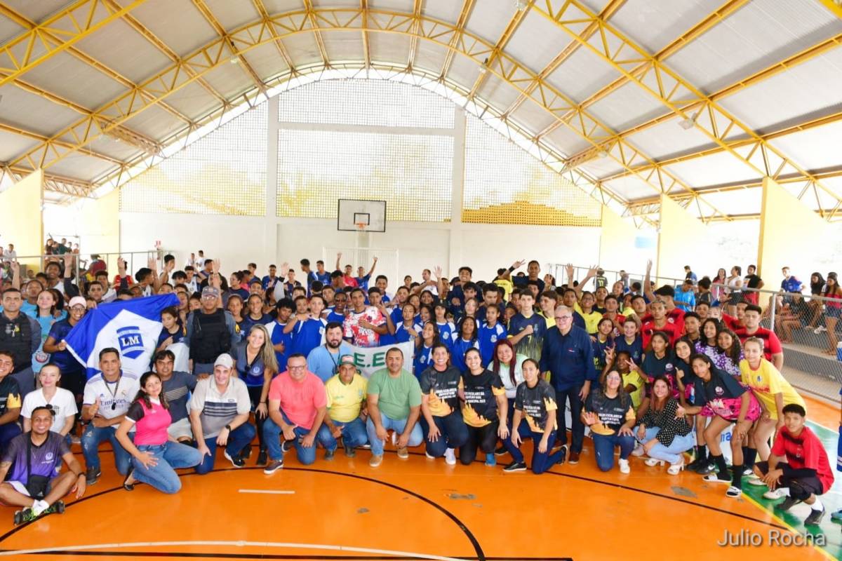 Prefeita participa da cerimônia de abertura de Jogos Escolares Municipais