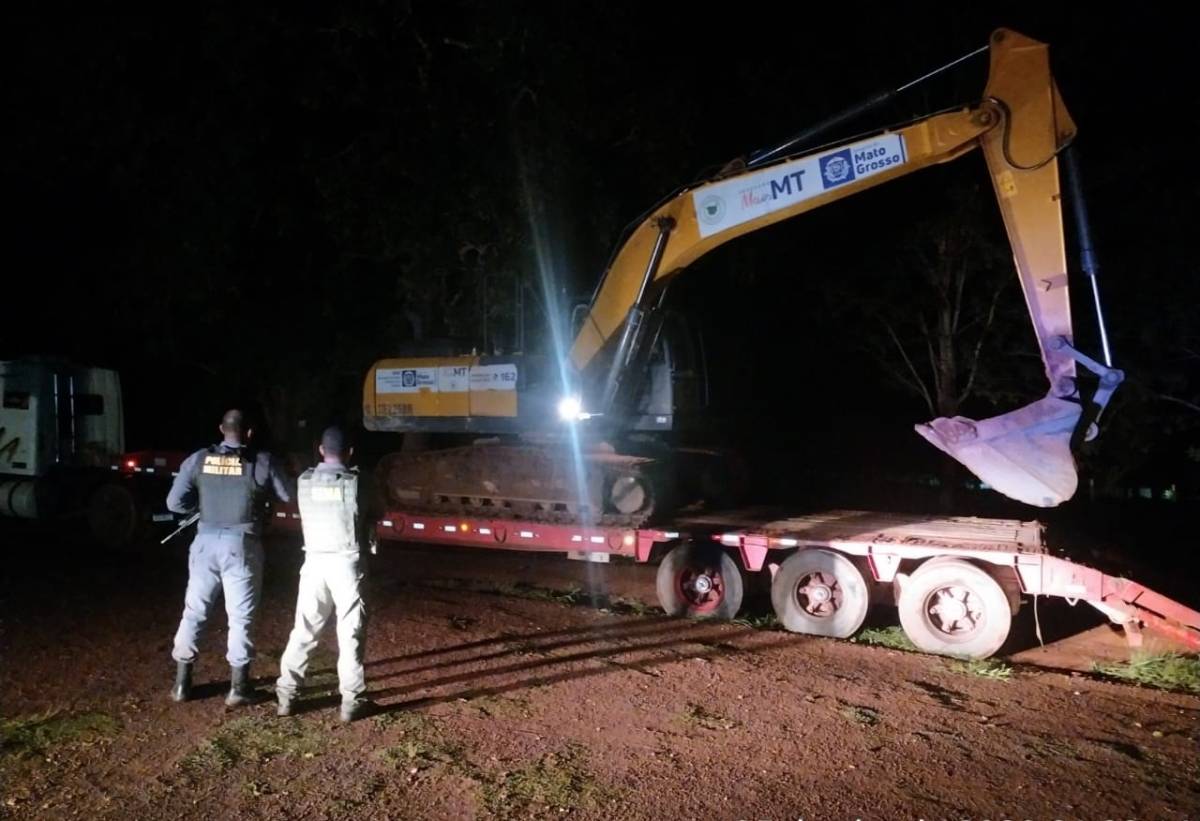 Sema apreende máquina doada pelo Governo à prefeitura que era usada de forma irregular em área particular na zona rural do município