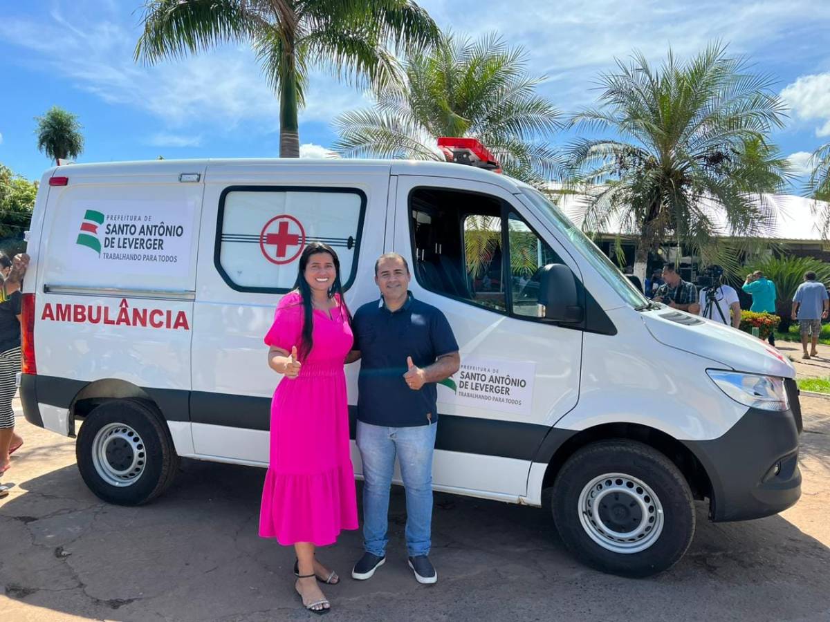 Prefeita realiza entrega de mais veículos 0km sendo um para a Saúde e um para Assistência Social de Leverger