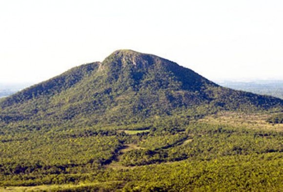 BOMBEIROS TENTAM CONTER INCÊNDIO NO MORRO
