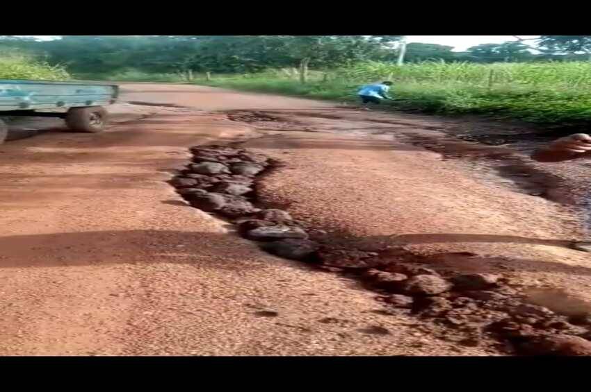 Em Jangada, moradores promovem por conta própria operação tapa-buracos, Veja vídeo