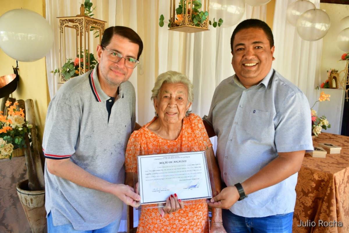 Emoção e reconhecimento: Vereadores homenageiam Tia Tunica pelos 94 anos com moção de aplausos; Assista vídeo