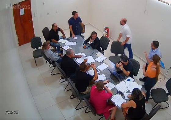 Vídeo mostra briga de vereadores por causa de projeto com erros de digitação em MT