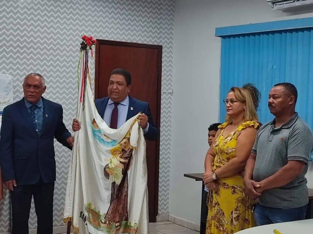 Vereadores recebem comissão organizadora da festa de Santo Antônio e bandeira do padroeiro