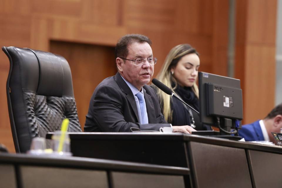 Após protestos, Botelho convoca deputados para debater Transporte Zero