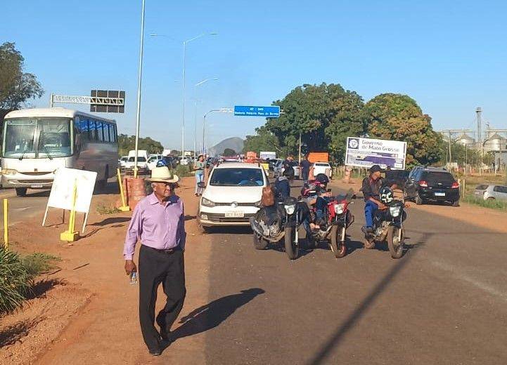 Pescadores desbloqueiam rodovia que dá acesso a Leverger e Barão de Melgaço 