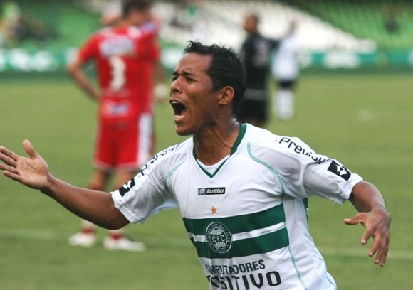 O levergense Marcos Aurélio marca o gol da classificação do Coritiba