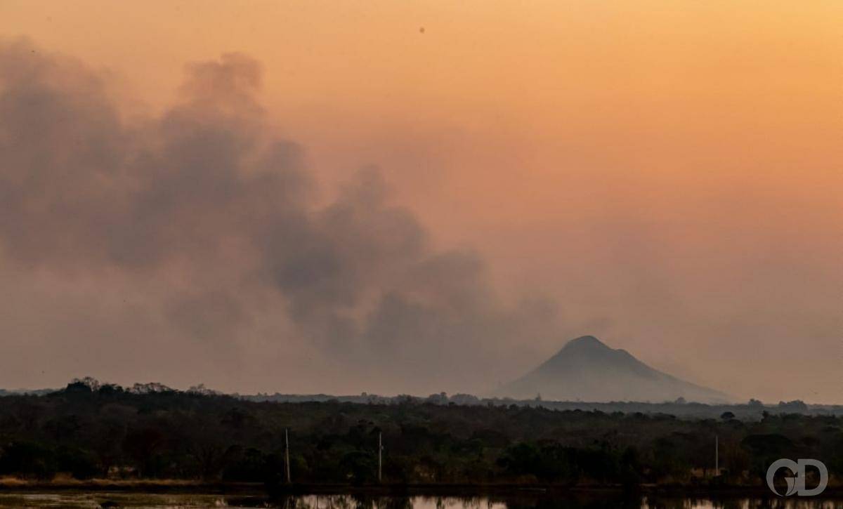 Chuva ajuda no combate ao fogo, mas ventania preocupa