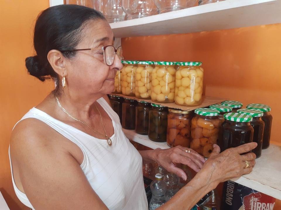 Do preparo do quebra-torto na roça ao restaurante: cozinheira mantém viva culinária tradicional