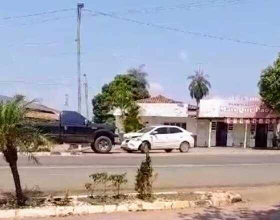Marido enciumado joga caminhonete na frente do carro de vereador