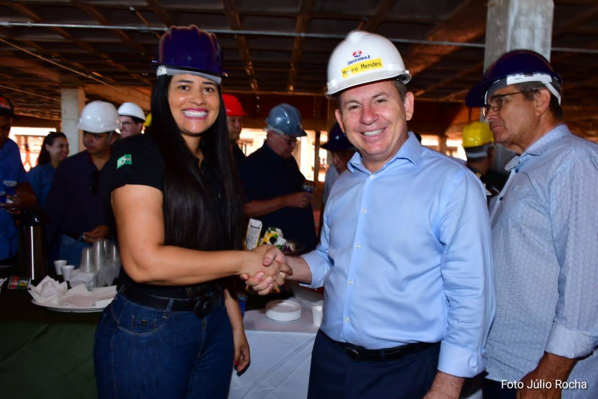 Prefeita e vereadores acompanham governador em vistorias de obras do Governo em Leverger 