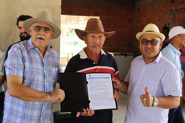 Poderes comemoram aniversário de Faval com entrega de várias ações sociais