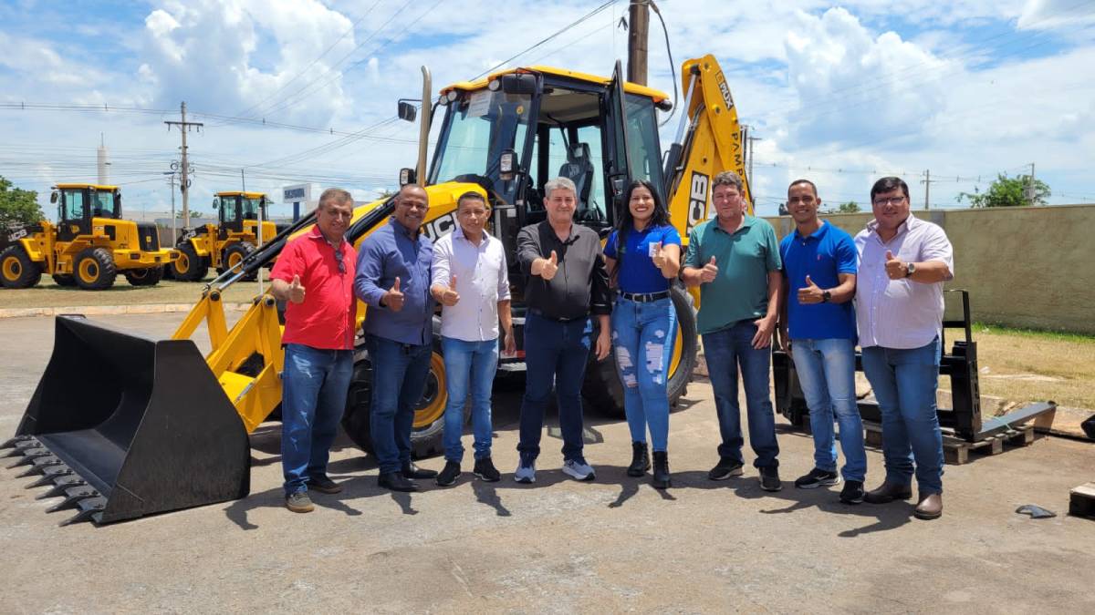 Prefeita Francieli recebe retroescavadeira do Governo de Mato Grosso