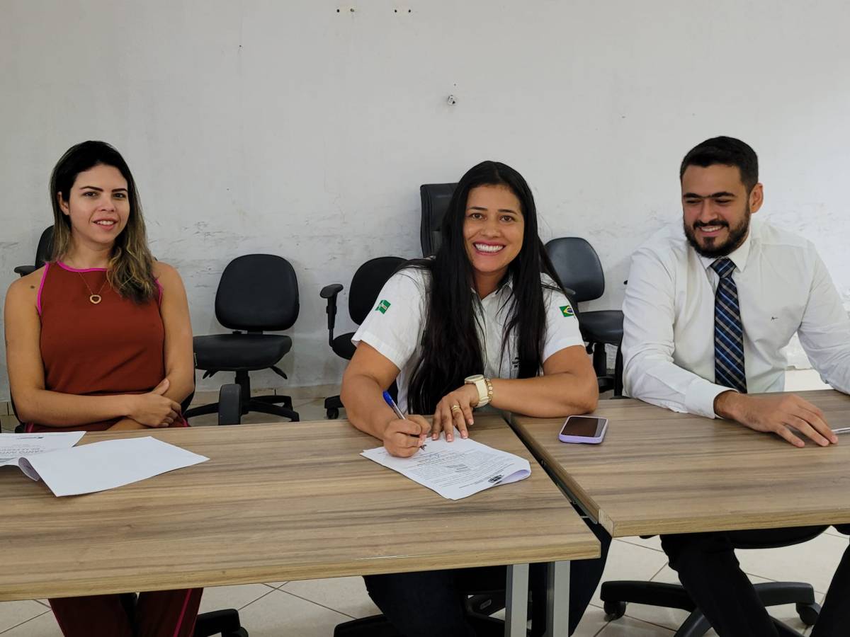 Prefeita Francieli assina Decreto de Reenquadramento de servidores da Educação