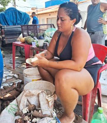 Cuiabana descarrega e descasca 1,2 tonelada de mandioca por semana