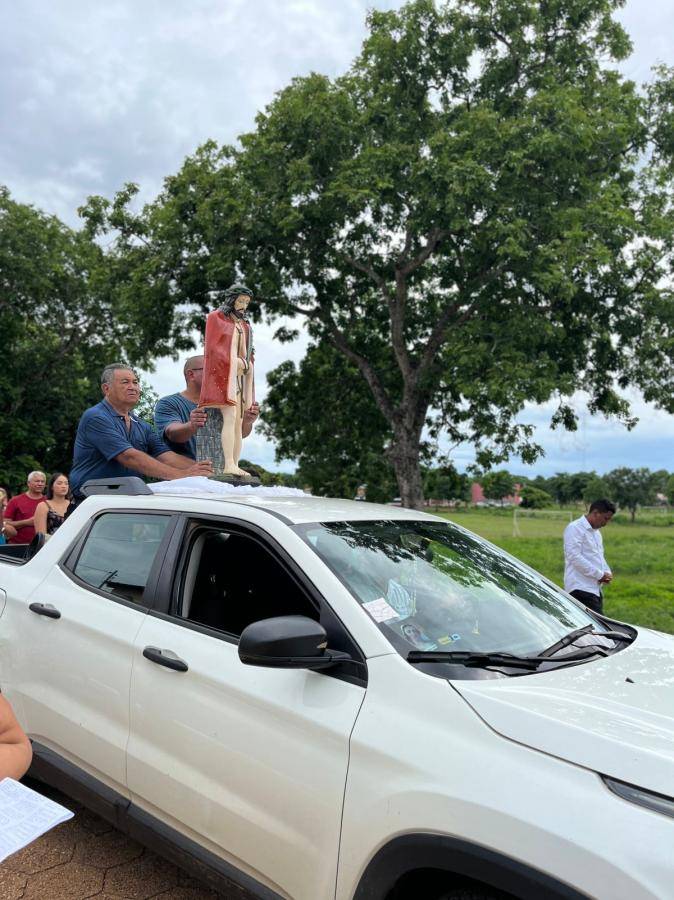 Horas antes de santo ser derrubado em Cuiabá, imagem quebrou em Varginha, distrito de Leverger