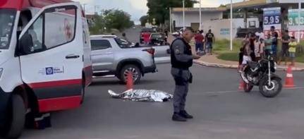 Jovem morre após cair de moto e ser atropelado por Hilux 