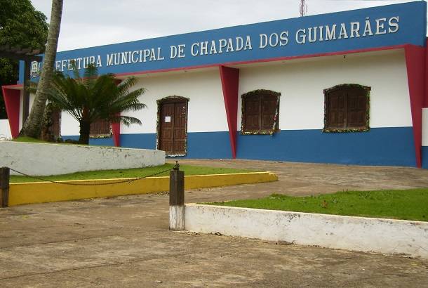 Servidores da prefeitura de Chapada, são flagrados trabalhando em propriedade particular com pá carregadeira da instituição